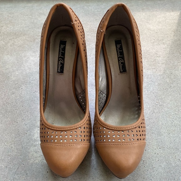 Cutout Design Platform Pumps - Picture 2 of 3